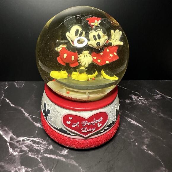 Mickey Mouse And Minnie Mouse Music Playing Snow Globe - Picture 1 of 10